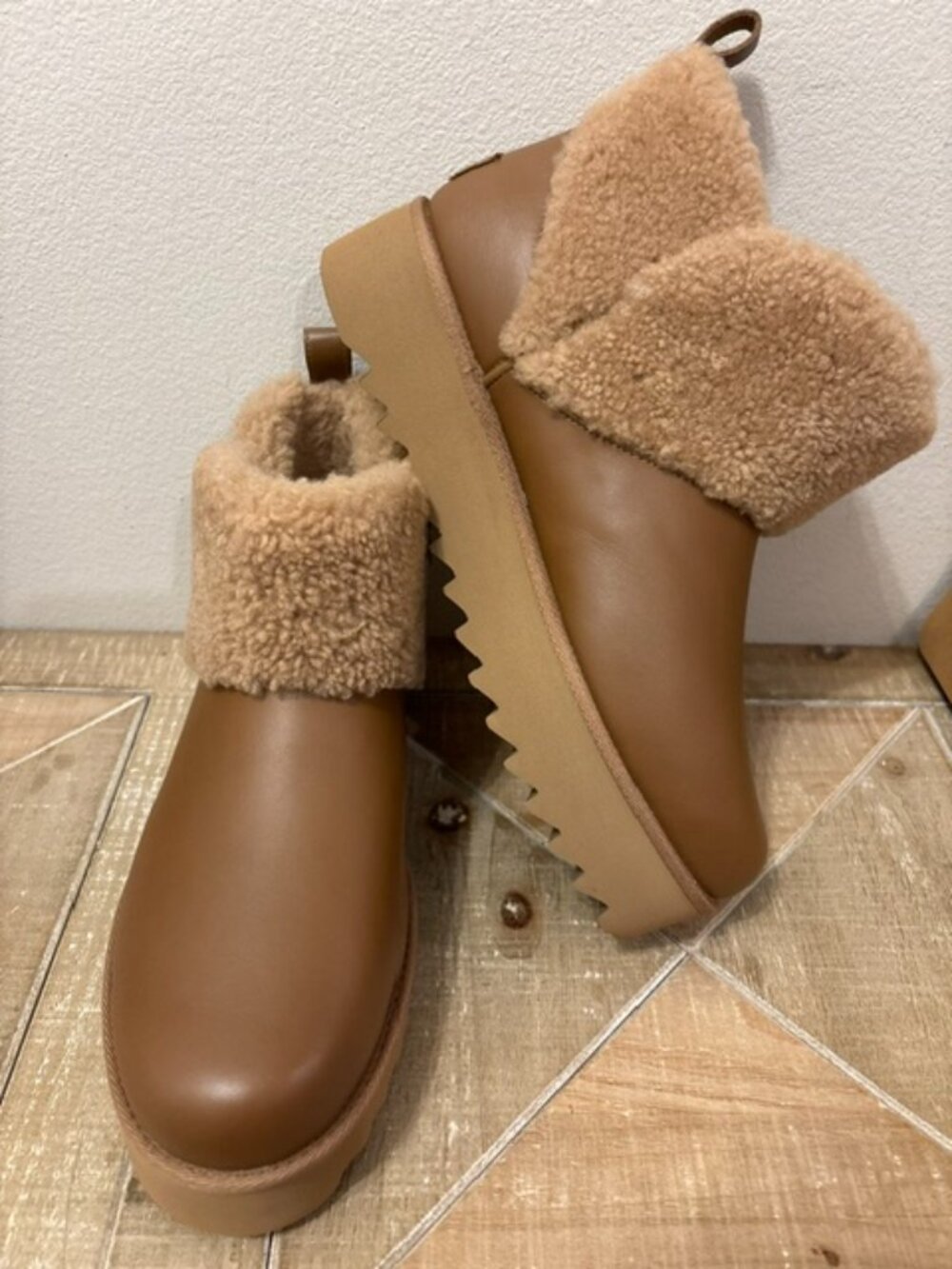 NEW UGG Ultra Mini Alina Curled Shearling Platform Boots Women's 11